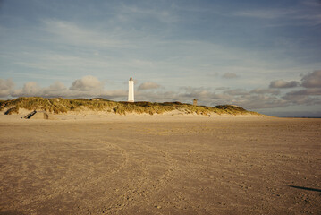 Leuchtturm von Bl&aring;vand am weiten Sandstrand