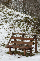 Panchina in legno nella neve, presso il Monte Scalambra - Serrone - Frosinone - Lazio - Italia