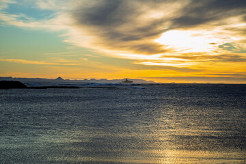 Obraz premium Golden Sunset Over Calm Sea With Distant Horizon