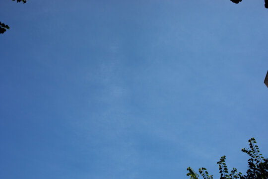 Cielo despejado azul