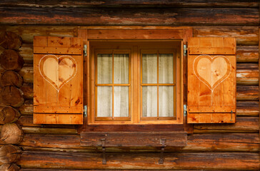 Fenster mit Fensterl&auml;den an einer alpenl&auml;ndischen almh&uuml;tte