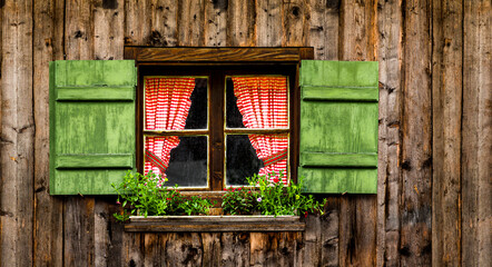 Fenster mit Fensterl&auml;den an einer alpenl&auml;ndischen almh&uuml;tte