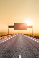 Gerade Strasse &uuml;ber Land  zum Horizont