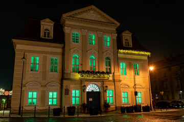 Budynek Urzędu miejskiego w mieście Zagan   w zachodniej Polsce, w nocnej, zimowej scenerii. 