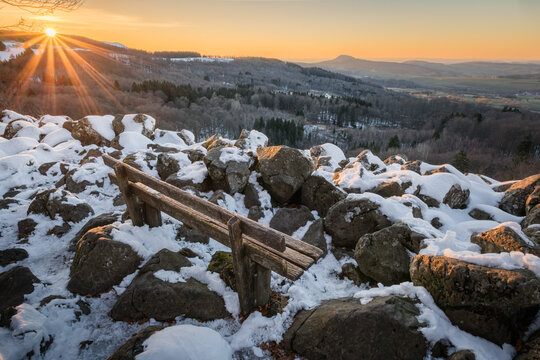 Sonnenuntergang im Winter in der Rh&ouml;n, der Schafstein im Schnee, k&uuml;hle Natur im warmen Sonnenlicht, Goldene Stunde in weiter Ferne