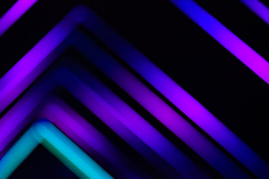 Composici&oacute;n abstracta de rastros de luz ne&oacute;n en chevr&oacute;n p&uacute;rpura y azul, con resplandor circular sobre fondo oscuro.movimiento y direccionalidad, simbolizando flujo digital, energ&iacute;a y ritmo visual.