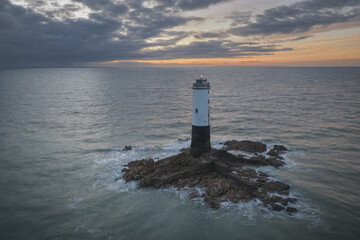 vue du phare du Sénéquet avec son rocher découvert © jeanpierre