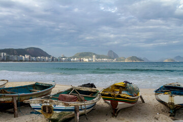 Obraz premium Boats from the Z-13 Fishing Colony, located at Post 6 on Copacabana Beach, in Rio de Janeiro, with Sugarloaf Mountain in the background.