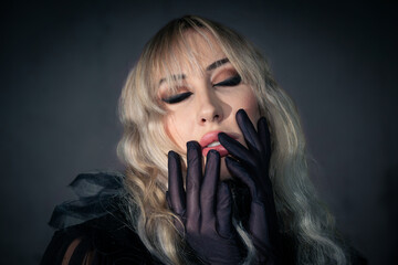 Genussfeeling der blonden Frau