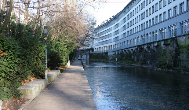 Urbane Stadt Z&uuml;rich, Uferweg entlang vom Fluss Limmat zwischen Natur und Architektur im Winter