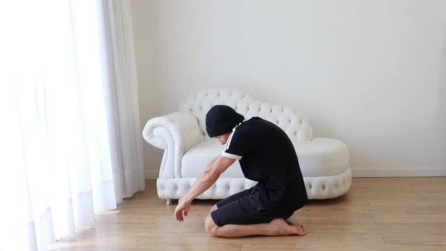 homem faz alongamentos para flexibilidade em casa 