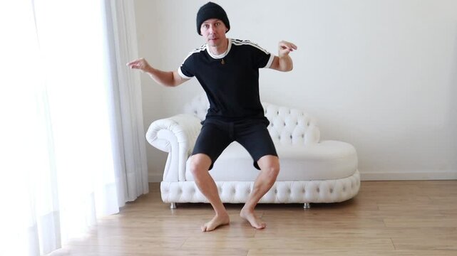 homem engra&ccedil;ado imitando caranguejo 