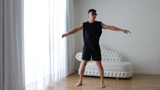 homem faz alongamentos para flexibilidade em casa 
