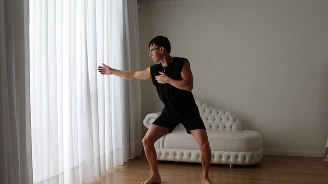 homem faz alongamentos para flexibilidade em casa 