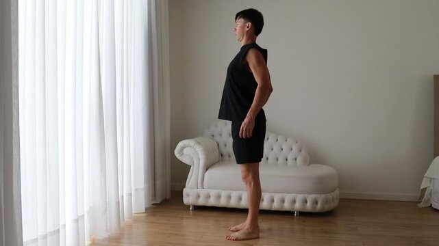 homem faz alongamentos para flexibilidade em casa 