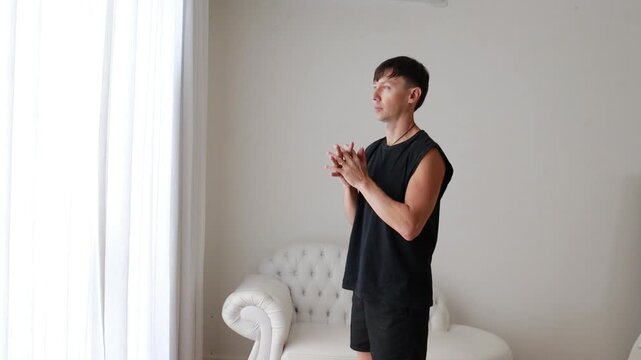 homem faz ora&ccedil;&atilde;o crist&atilde; 