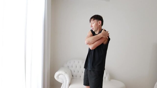 homem abra&ccedil;a a si mesmo 