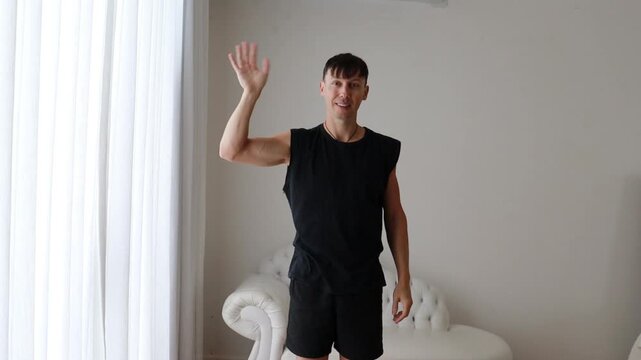 homem acenando com as m&atilde;os 