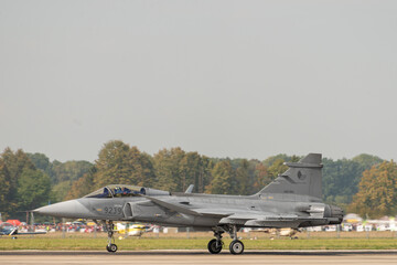 Wojskowy odrzutowy samolot myśliwski NATO na płycie lotniska © piotr