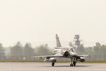 Wojskowy odrzutowy samolot myśliwski NATO na płycie lotniska © piotr