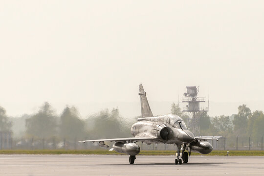 Wojskowy odrzutowy samolot myśliwski NATO na płycie lotniska
