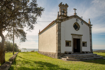 Detalhe de capela de Santo Ant&oacute;nio com vista desafogada para mar.  
