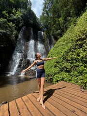 Mulher aventureira em cachoeira 