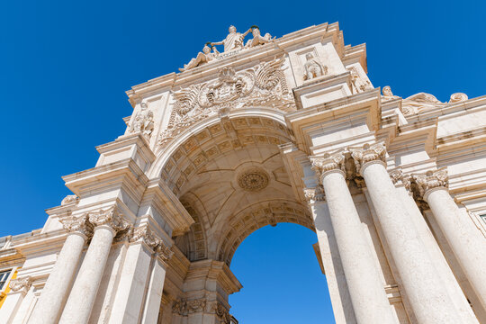 The monumental Arco da Rua Augusta in Lisbon, Portugal, featuring statues of historical figures and connecting Commerce Square to the city center.