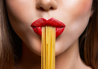 Labbra di una donna con rossetto mentre mangia della pasta