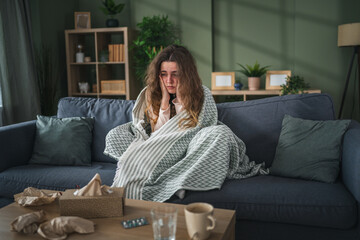 Obraz premium Young woman suffering from headache illness at home