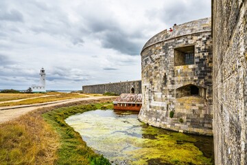Obraz premium Hurst Point Lighthouse and Hurst Castle over Hurst Spit, Milford on Sea, Lymington, Hampshire, England