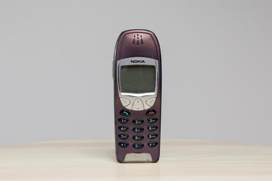 Viana do Castelo, Portugal - 1 DE MAR&Ccedil;O DE 2016: Telem&oacute;vel Nokia 6310i a exibir o ecr&atilde; de boas-vindas da Nokia ao iniciar. O 6310i foi um telem&oacute;vel corporativo muito popular ap&oacute;s o seu lan&ccedil;amento em 2