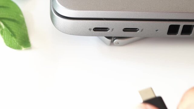 ノートパソコンからUSBケーブルを抜くメージ（USB-C）