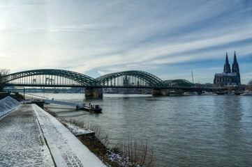 Rhein und bekannte Eisenbahnbr&uuml;cke in K&ouml;ln im Winter