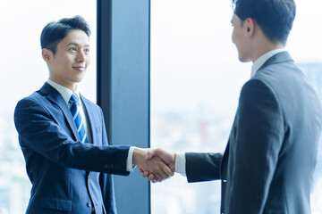 ビジネスパーソン　握手