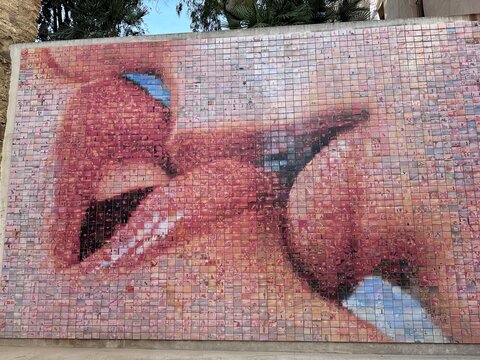 El Beso de Barcelona &ndash; Love Mural Made of Photos in Gothic Quarter