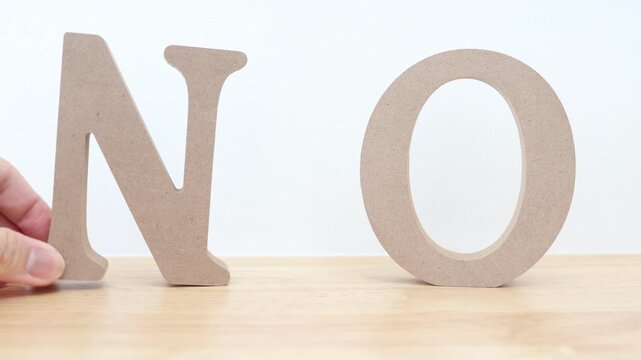 木製風オブジェのNO文字。強い否定や拒否のイメージ。