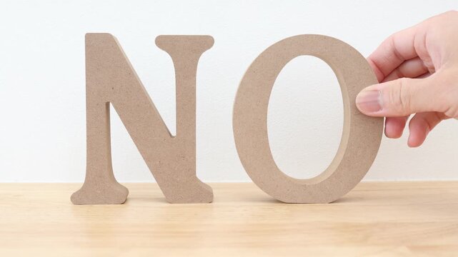木製風オブジェのNO文字。強い否定や拒否のイメージ。