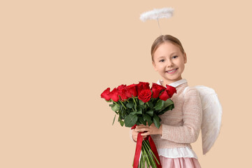 Naklejka premium Cute little girl dressed as cupid with bouquet of beautiful rose flowers on beige background. Valentine's Day celebration