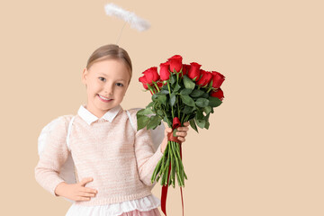Naklejka premium Cute little girl dressed as cupid with bouquet of beautiful rose flowers on beige background. Valentine's Day celebration