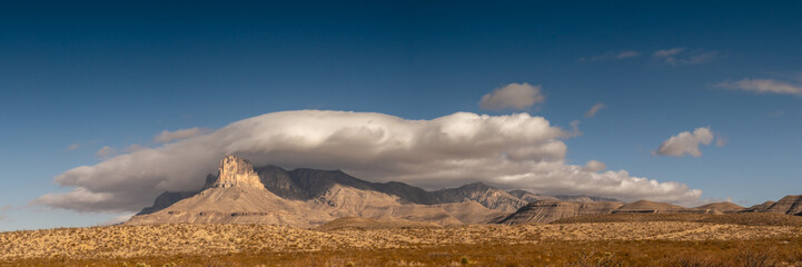 Naklejka premium Panorama Of El Capitan and The Guadalupe Mountains Covered In Large Cloud