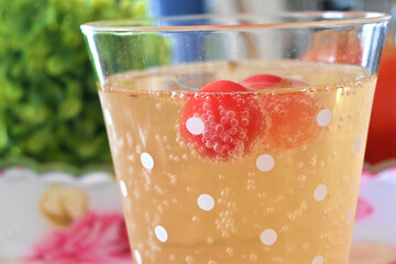 チェリー浮かぶ炭酸ジュース