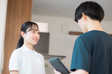 Obraz premium タブレットを見ながら説明する医療スタッフのチームワーク 看護師の申し送り5ｗ1hに注意しよう インシデント予防