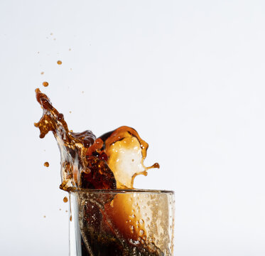 Salpicar de bebida malteada en un vaso transparente