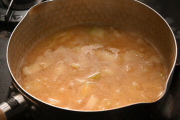 鍋に入ったキャベツの味噌汁