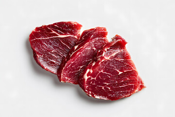Obraz premium Sliced meat floats above a light background in a culinary display of texture and color