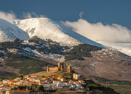 Pueblo de Trasmoz con Moncayo y Luna de fondo