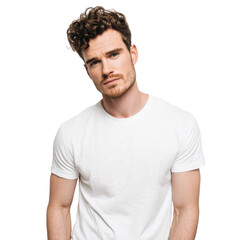 Obraz premium Confident Man in White Tee: A striking image of a man, exudes confidence and self-assuredness. He gazes directly at the viewer, presenting a look of both approachability and strength.