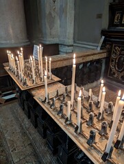 Cierges dans une &eacute;glise en Italie