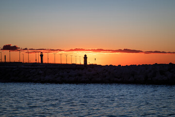 Les phares de la ville de Cannes au lev&eacute; du soleil... 
